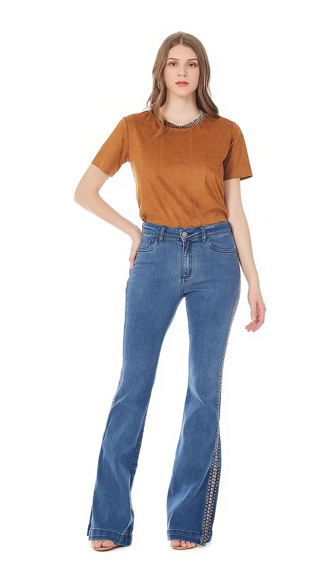 calça flare com fenda lateral