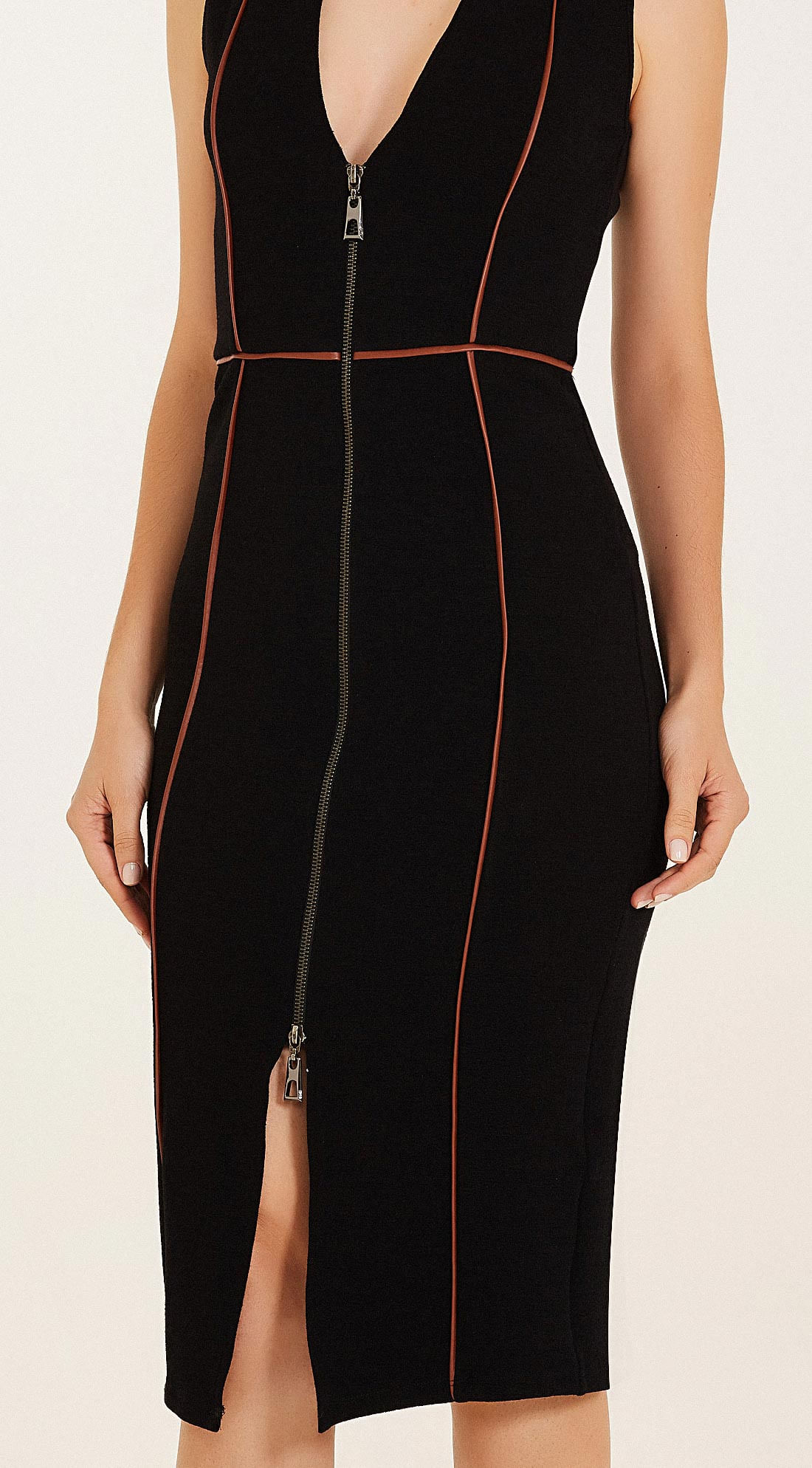 vestido preto no joelho